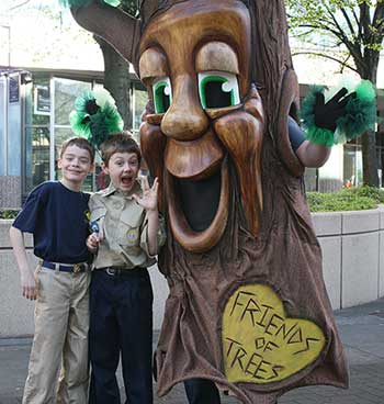 garry-the-oak-with-blazer-fans-on-april-9
