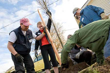 nt-crew-planting-in-vancouver-by-nw-natural